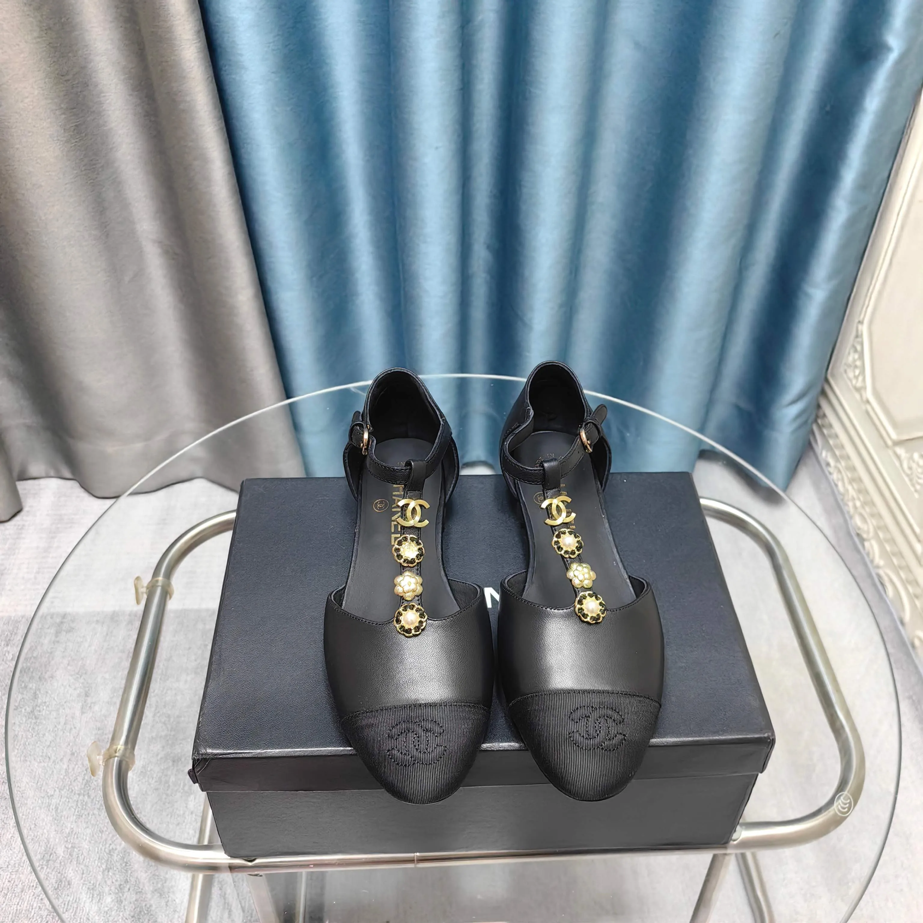💕💕Factory direct selling price p560💕💕 2025ss CHANEL Xiaoxiangfeng Chanel hollow Mary Jane sandals, classic and fashionable. The iconic black and color-blocked upper is elegant and unique, and the double C element underlines the brand style in a low-key way. Decorated with exquisite metal chains, it is smart and eye-catching. Simple buckle design fits the foot. Whether for commuting or leisure, it can add points to your outfit and easily interpret French elegance. Upper: Sheepskin Lining: Sheepskin Insole: Sheepskin Size: 35-39 (set at 40.41)